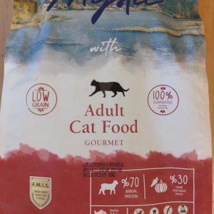 מזון יבש איכותי לחתולים בוגרים עם עוף טרי, ירקות ופירות, פרוביוטיקה וויטמינים לתמיכה בבריאות ובטעם גורמה.