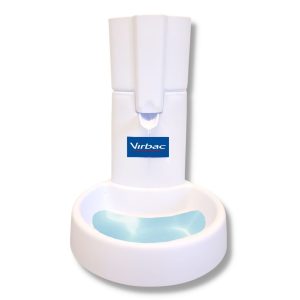 מתקן שתייה מפל מים קומפקטי ונייד, מיועד לחתולים, עם זרימת מים שומרת על טריות.