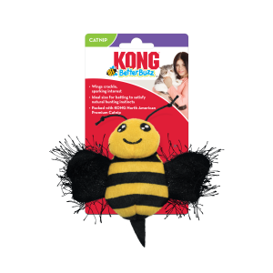 חתול משחק בצעצוע דבורה צהובה מבית קונג על שטיח